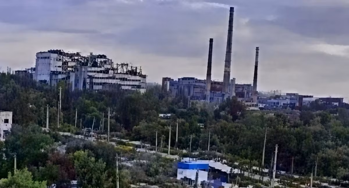 Cùng với việc tấn công bao vây từ phía bên ngoài, RFAF tích cực phá hủy hạ tầng của Slavyansk-Kramatorsk, trong đó nhà máy nhiệt điện Slavyansk, nằm ở thị trấn Nikolaevka (phía đông thành phố Slavyansk), gần như bị phá hủy hoàn toàn sau một loạt các cuộc không kích của Nga.