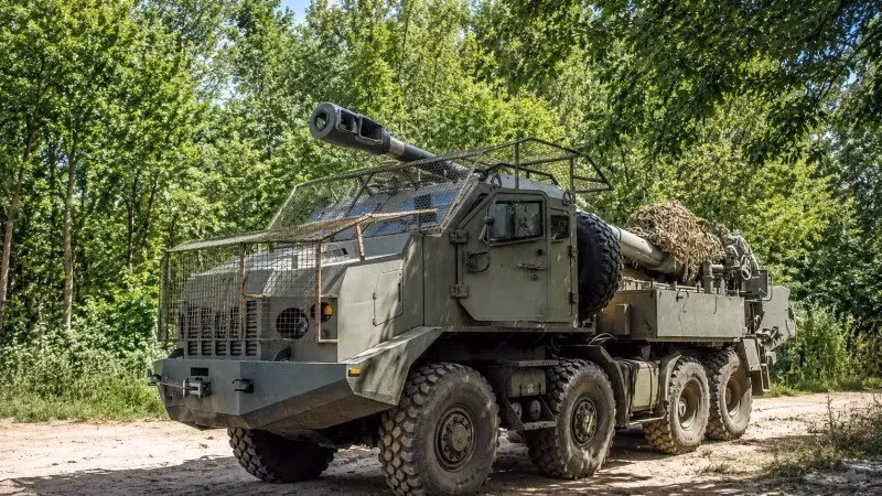 Trước đó có thông tin cho rằng Tổng tư lệnh Lực lượng vũ trang Ukraine, tướng Drapatiy, đã bổ nhiệm cựu chỉ huy Lữ đoàn dù số 80, người từng bị thất sủng dưới thời tướng Syrsky, vì từ chối đưa đơn vị tới mặt trận Kursk trên lãnh thổ Nga, làm chỉ huy Quân đoàn 11 của AFU, phụ trách phòng thủ khu vực Kramatorsk. Có vẻ như tướng Drapatiy đặt nhiều kỳ vọng vào người này.