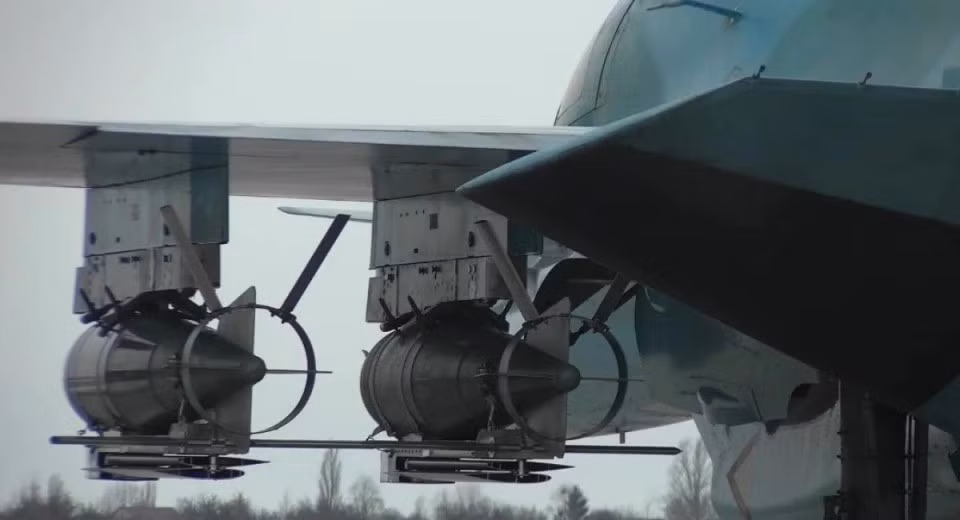 Fighterbomber nhấn mạnh rằng, quân đội Ukraine đã triển khai các trạm tác chiến điện tử cơ động và xách tay. Tin tức cho hay, những trạm này được triển khai rộng rãi dọc theo chiến tuyến, với mục đích vô hiệu hóa những vũ khí có điều khiển, dựa vào tín hiệu vệ tinh, như bom UMPK hay UAV tự sát Geran-2.