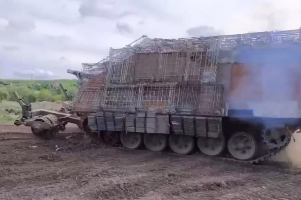 Tuy vậy, theo các nhà phân tích quân sự phương Tây, "xe tăng bồ công anh" dường như chỉ đơn giản là một phiên bản nâng cấp của "xe tăng nhím" mà thôi. Và rằng, những chiến tăng kỳ dị này vẫn có những điểm yếu trước mìn hay UAV luồn vào gầm xe hoặc cho đến khi Ukraine tìm ra cách vô hiệu hóa cấu trúc hình cây làm từ sợi thủy tinh nói trên.