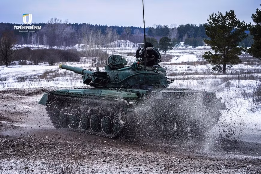 Xe tăng T-64 chỉ nặng 38 tấn, nhẹ hơn xe tăng Panther của Đức thời Thế chiến II, nhưng lại có khả năng bảo vệ vượt trội so với các xe tăng cùng thời. Thiết kế nhẹ này không chỉ cải thiện khả năng cơ động mà còn giảm thiểu yêu cầu về cầu cầu đường.