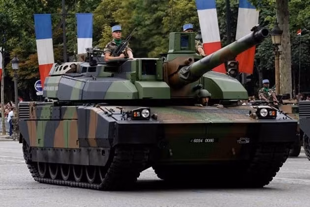 Pháp là quốc gia NATO đầu tiên sử dụng hệ thống nạp đạn tự động. Xe tăng Leclerc, được đưa vào sử dụng năm 1993, đã đạt được chức năng nạp đạn tự động tương tự như xe tăng T-64, muộn hơn Liên Xô 26 năm.