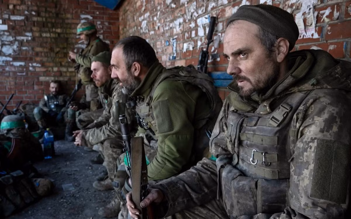 Kết quả là nhiều nam giới Ukraine, đã trốn tránh việc gọi nhập ngũ hoặc thậm chí chạy trốn khỏi đất nước bất hợp pháp. Điều này khiến cho nỗ lực tuyển quân của Ukraine kém hiệu quả và làm họ trở nên thất thế trước Nga trong cuộc chiến tiêu hao.