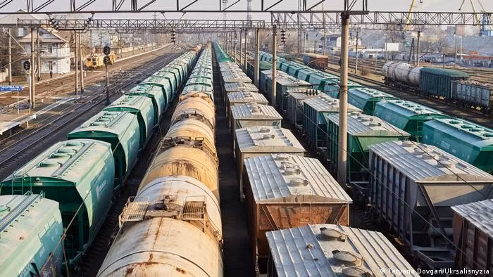 Liên Xô đã xây dựng tại Ukraine một trong những hệ thống đường sắt tiên tiến nhất châu Âu khi đó. Mạng lưới đường sắt quốc gia của Ukraine trải dài 22.000 km, chỉ đứng sau Nga ở châu Âu. Nó bao gồm sáu cục đường sắt, 1.340 nhà ga, 129 đầu mối đường sắt chở khách, 48 kho chứa đầu máy xe lửa và 400.000 nhân viên đường sắt.