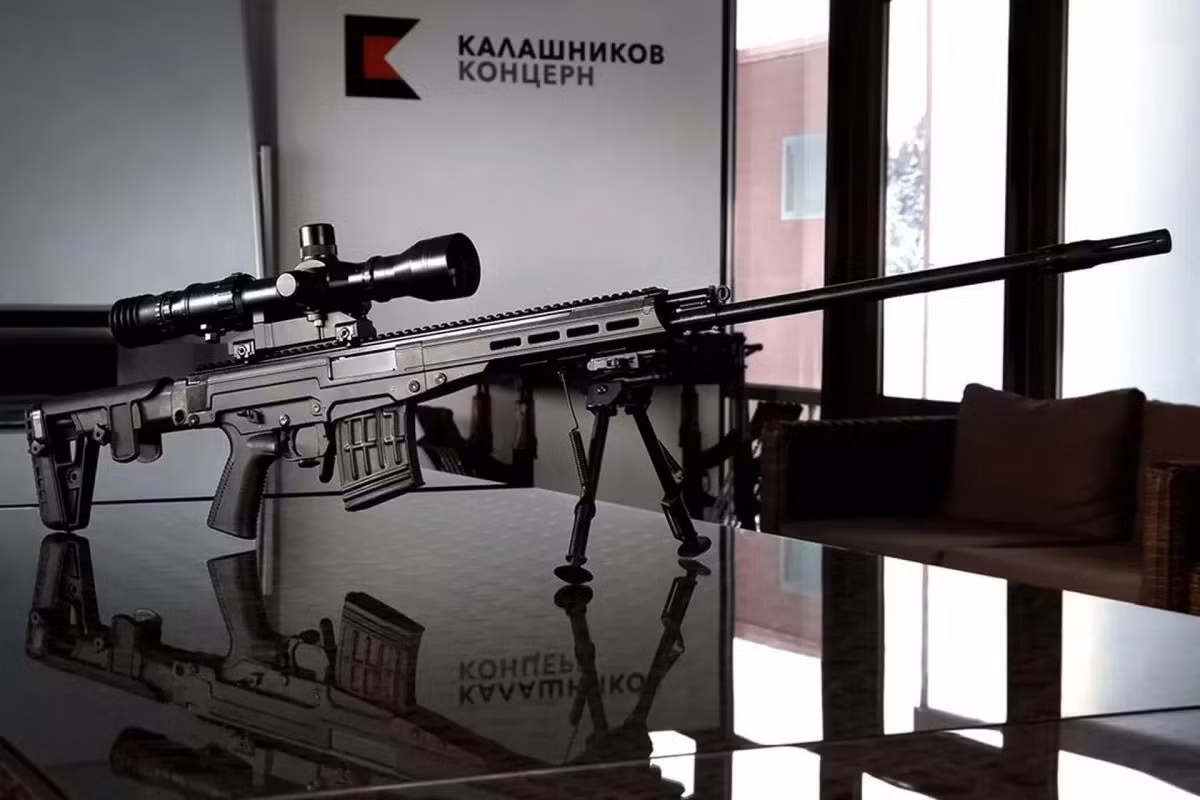 Sự gia tăng tự nhiên về khoảng cách chiến đấu trong điều kiện mặt trận đóng băng, đã đưa ra những vũ khí chính xác hơn với tầm bắn hiệu quả lớn hơn. Không phải ngẫu nhiên mà súng bắn tỉa Chukavin thay thế SVD, khi Chukavin với tầm bắn 1.200 mét (tương tự súng bắn tỉa SVD), tầm bắn hiệu quả ở cự ly 500-700 mét, xa hơn so với SVD.