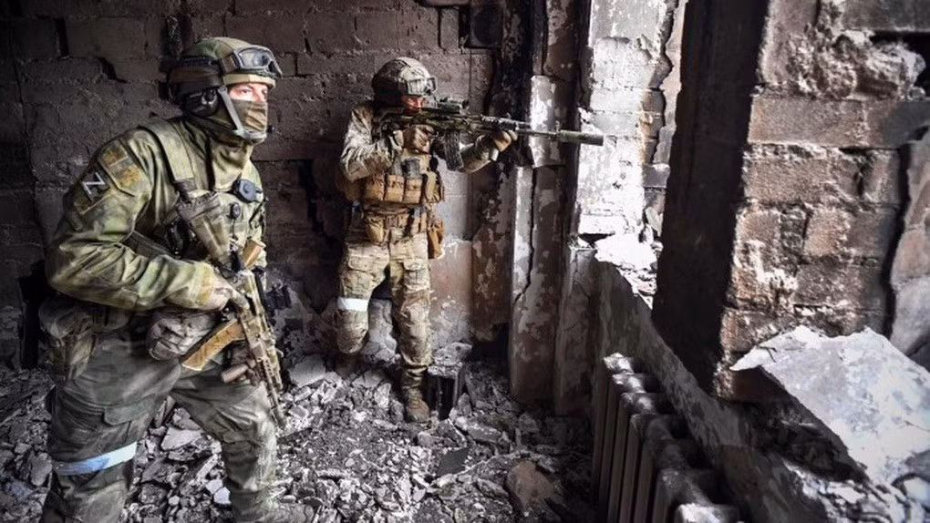 Các trận chiến đô thị ở Ukraine, tại đây có rất nhiều mục tiêu là các tòa nhà cao tầng. Khoảng cách tiếp xúc chiến đấu trong điều kiện như vậy chắc chắn sẽ bị thu hẹp, đồng nghĩa với việc hỏa lực bắn tỉa dày đặc ở cự ly 200-300 mét sẽ được yêu cầu. Lúc này chỉ có súng bắn tỉa SVD và Chukavin mới có thể đáp ứng được điều này.