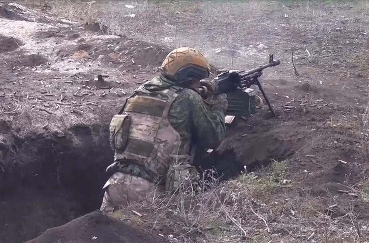 Trang Military Review dẫn nguồn tin từ Bộ Quốc phòng Nga cho biết, các đơn vị xung kích của Cụm quân phía Tây trong hai ngày qua, đã liên tiếp tràn ngập các ngôi làng ở phía nam thành phố Siversk. Vào ngày 3/10, quân Nga tiến vào Zvanivka, sau đó tiếp tục tràn ngập Fedorivka, và ngày hôm nay là kiểm soát hoàn toàn Kuzminivka.