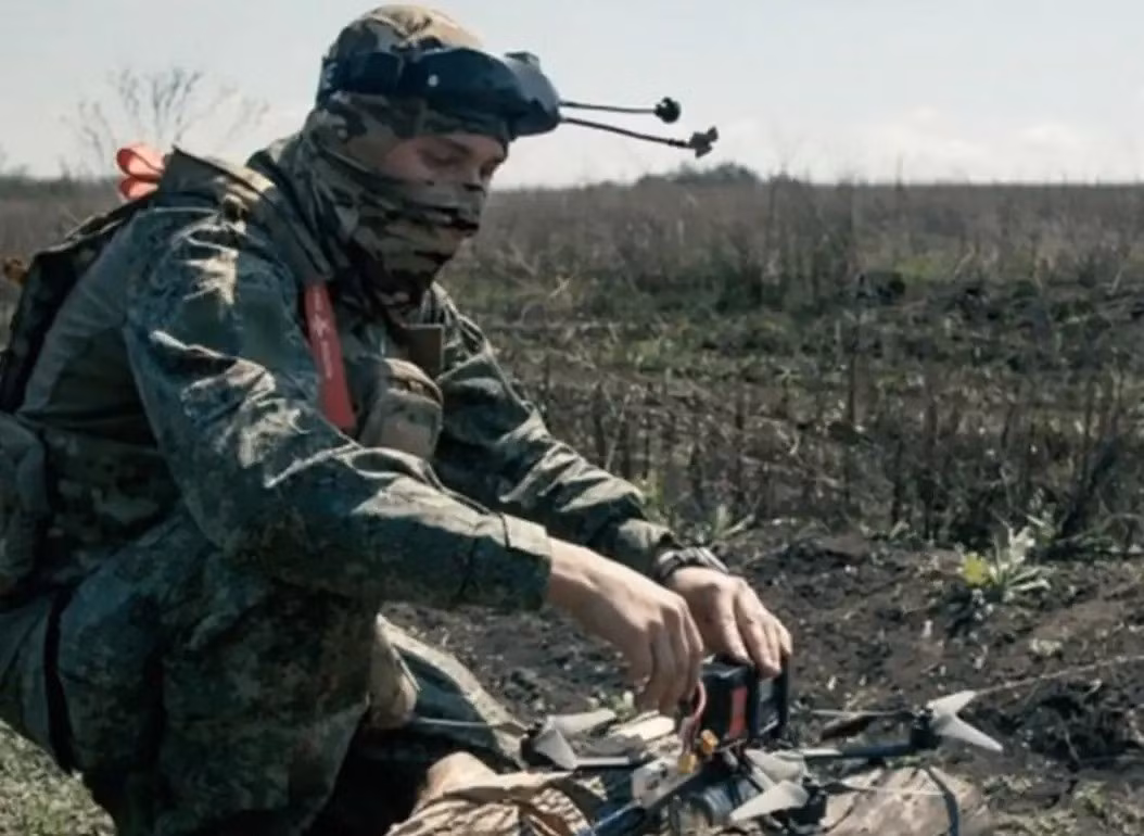 Tình huống này khiến một nhóm binh sĩ Ukraine ở tam giác sông Naumikha, sông Gruzskaya và kênh đào Seversky Donets-Donbass bị mắc kẹt trong một vòng vây tác chiến sâu, với một hành lang chính thức tồn tại ở phía tây rộng chưa đầy 3km. Nhưng trên thực tế, họ không thể vượt qua do địa hình chủ yếu là cánh đồng trống.