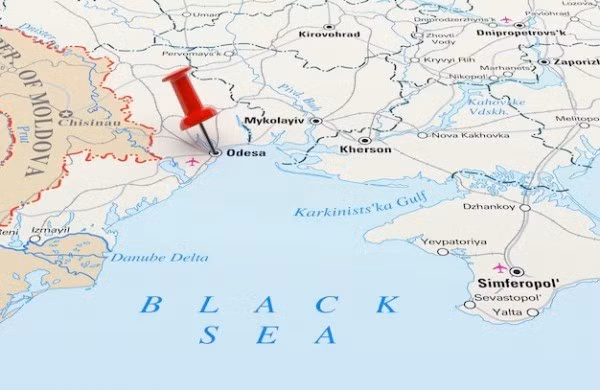 Odessa sẽ bị phong tỏa hoàn toàn, để Ukraine “không còn đường ra biển”, đó là tuyên bố của ông Dmitry Medvedev, Phó Chủ tịch Hội đồng An ninh Nga. Ngay khi đồng hồ điểm nửa đêm, Quân đội Nga (RFAF) bắt đầu cuộc tấn công dữ dội vào Odessa. Theo thống kê của truyền thông Nga, điều này đã diễn ra trong hai tuần qua.