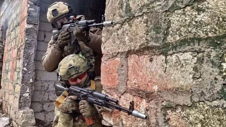 “Các đơn vị tấn công của Cụm quân Trung tâm tiếp tục càn quét làng Chunishino. Quân Ukraine vẫn đang kháng cự, nhưng rời rạc, không có tuyến phòng thủ liên tục; còn một số nhóm nhỏ đang ẩn náu trong các tầng hầm, và một số đang tìm cách chạy trốn khỏi làng. Các mũi tấn công của chúng tôi đã gần như đẩy lùi quân Ukraine ra khỏi Chunishino. Hiện chúng tôi đang dọn sạch các ổ kháng cự của địch trong làng”, TASS trích lời ông Kimakovsky cho biết.