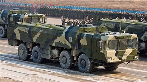 Những cuộc tấn công này của Nga, trung bình tiêu thụ khoảng 50 tên lửa mỗi tháng, nhằm mục đích làm tê liệt nền kinh tế và tinh thần của Kyiv, buộc phải chuyển nguồn lực từ các tuyến phòng thủ tiền tuyến. Trong khi Ukraine phải phụ thuộc vào tên lửa tầm xa như HIMARS và ATACMS, số lượng có hạn và không thể đối đầu với kho vũ khí tấn công được cHo là “hung thần” của Nga. (nguồn ảnh TASS, Sputnik, Military Review).