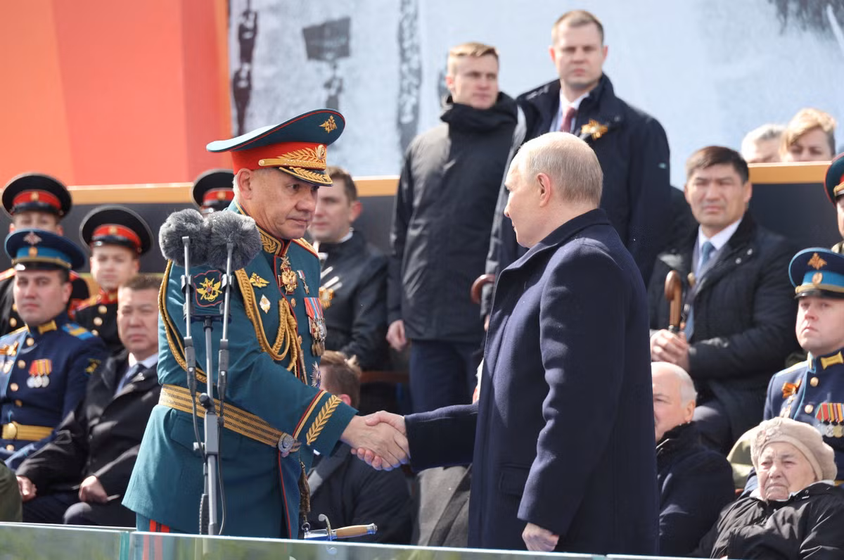 Tổng thống Putin và bộ tham mưu của ông, rõ ràng không hề mất kiên nhẫn. Trong những năm gần đây, nhịp điệu chiến lược của ông rất rõ ràng - "tấn công chậm và bao vây nhanh để làm suy yếu đối thủ". Điều ông phải đánh bại không chỉ là Kiev, mà còn là sự kiên nhẫn chiến lược của Mỹ và các đồng minh NATO.