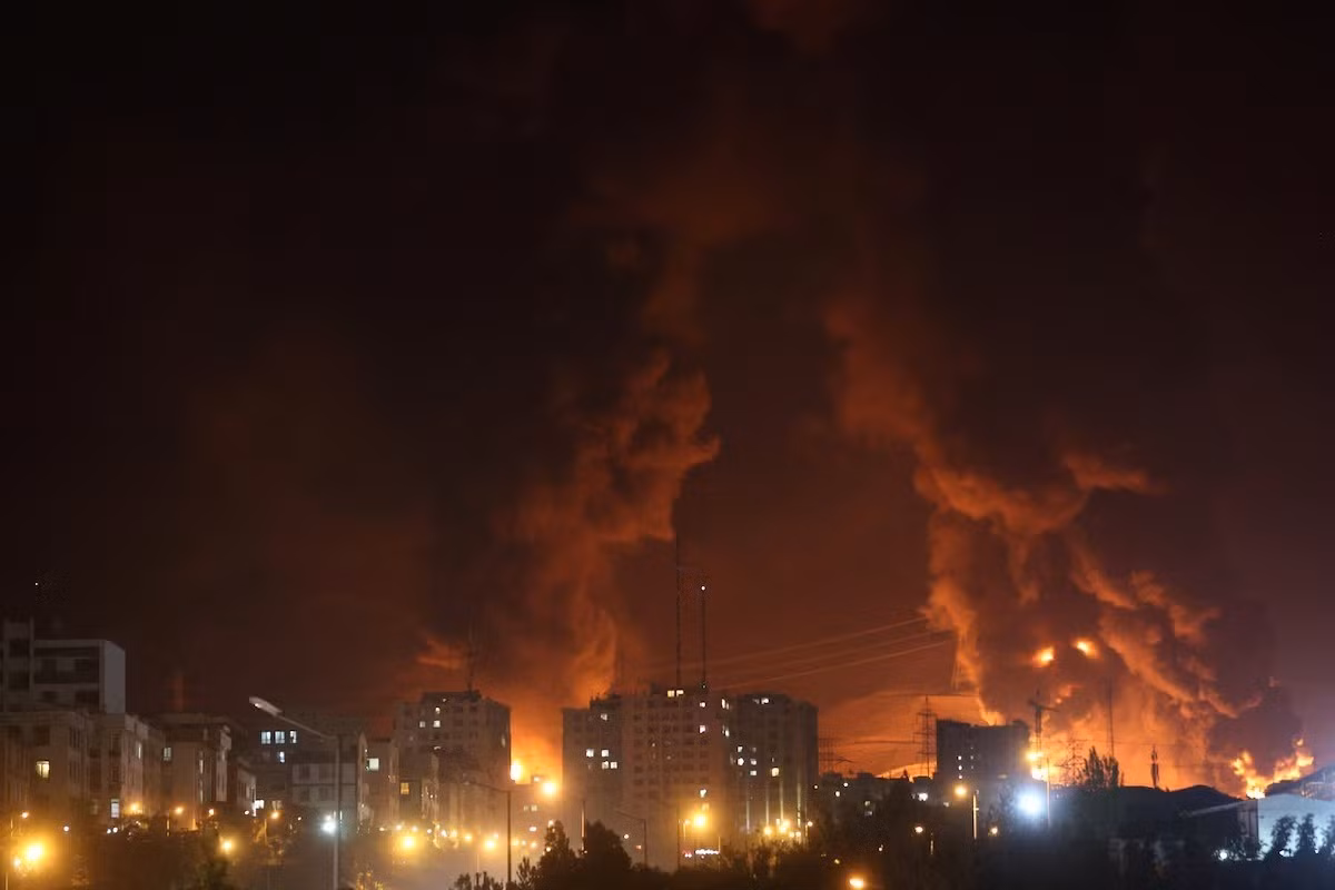  Điều này cho thấy rằng, cuộc chiến với Tehran không phải là một cuộc xung đột theo kiểu “dạo chơi”, tác động trả đũa sẽ được tất cả người Israel cảm nhận, vì đất nước của họ nhỏ bé. Người dân phải sống trong hầm trú bom rất bất tiện, và có thể mọi thứ trên bề mặt sẽ bị tên lửa Iran quét sạch.
