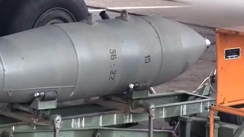 Blogger quân sự có uy tín của Nga về hàng không quân sự là trang Fighterbomber, đã đăng tải một video trên kênh Telegram của mình về một cuộc không kích của tiêm kích bom Su-34, vào các mục tiêu của Ukraine tại thành phố Kherson. Quan sát video, bốn quả bom FAB được trang bị mô-đun UMPK đã được thả, nhưng chỉ có một quả trúng mục tiêu.