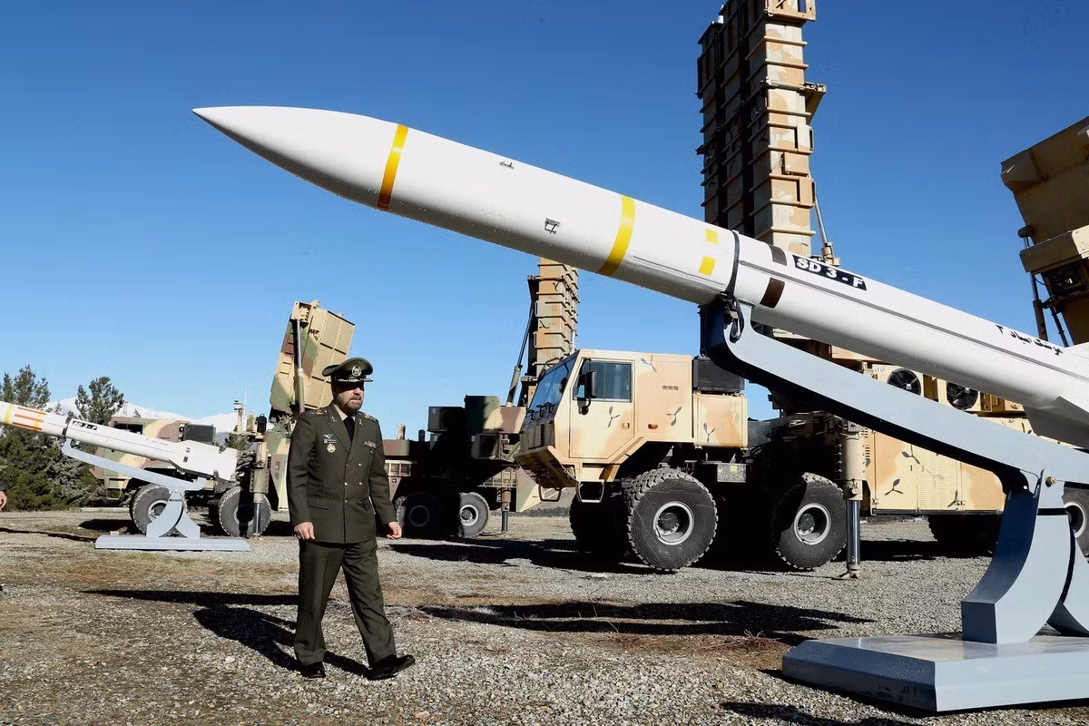 Một điểm yếu khác của Iran là khả năng chỉ huy và kiểm soát lực lượng, và bản thân lực lượng an ninh thường có xu hướng hành động đơn giản, dễ đoán. Tuy nhiên, điều này không có nghĩa là Iran không có gì để có thể kháng cự lại đòn tấn công của Mỹ và liên quân; nếu Mỹ đưa quân vào lãnh thổ Iran, rất có thể họ sẽ bị sa lầy tại đây.
