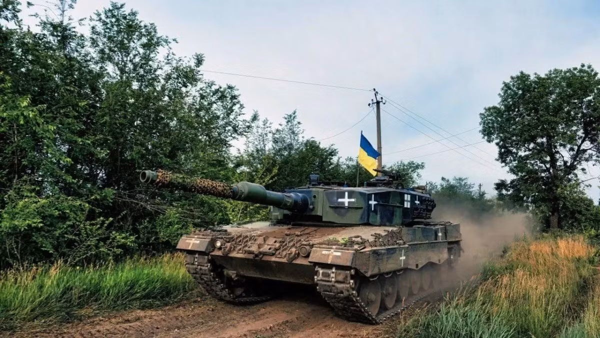 Xe tăng Leopard 2A6 có trọng lượng chiến đấu là 62,4 tấn, chiều dài 9,97 mét và chiều cao 2,48 mét (cao hơn 0,5 mét so với T-90M của Nga). Thân xe cao lớn, khiến nó trở thành "mục tiêu trực tiếp" cho tên lửa chống tăng, và tín hiệu hồng ngoại của nó lớn hơn 30% so với T-90M. Động cơ diesel có công suất 1.500 mã lực, nhưng công suất chỉ đạt 24,2 mã lực/tấn và dễ bị xe tăng T-72B3M của Nga vượt qua trên địa hình lầy lội.