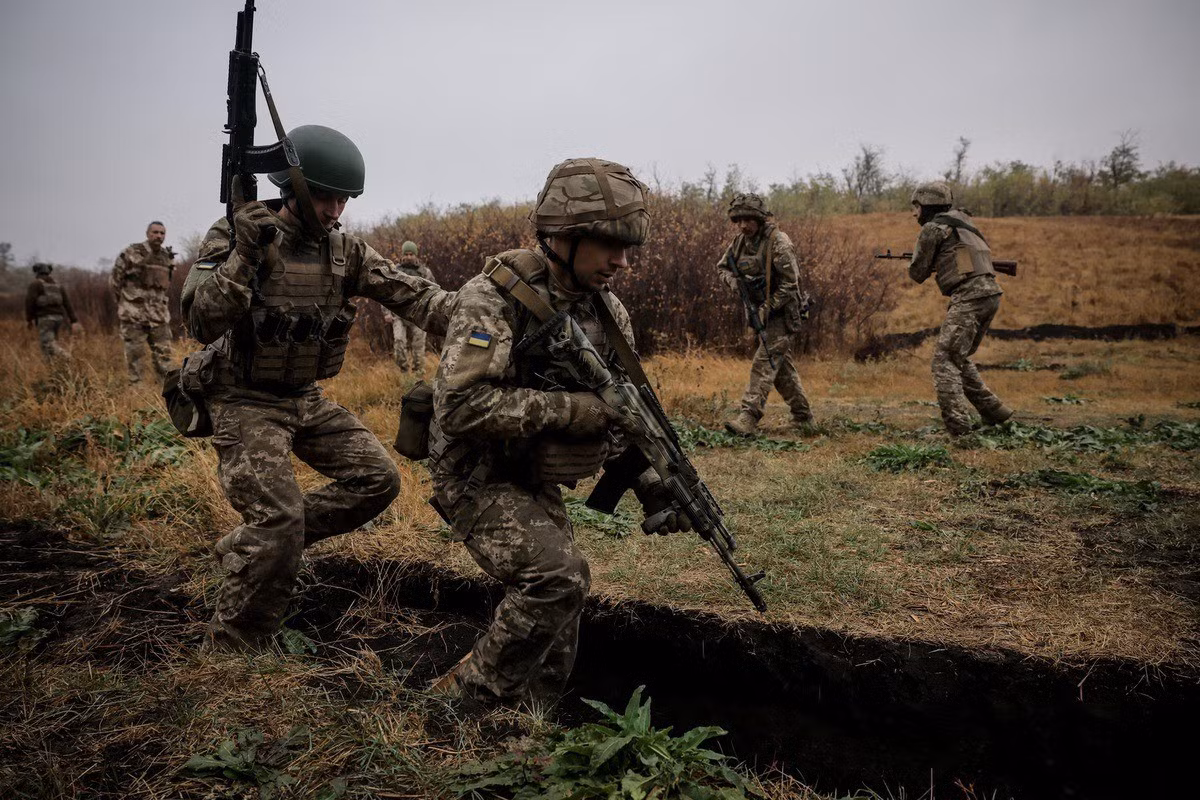 Quân đội Nga nhận ra rằng, bằng cách buộc quân phòng thủ Ukraine phải phân tán thông qua các cuộc tấn công chính xác tầm xa, họ sẽ tạo ra nhiều khoảng trống trên chiến trường, từ đó tạo điều kiện cho các cuộc tấn công đột phá có chiều sâu của RFAF.