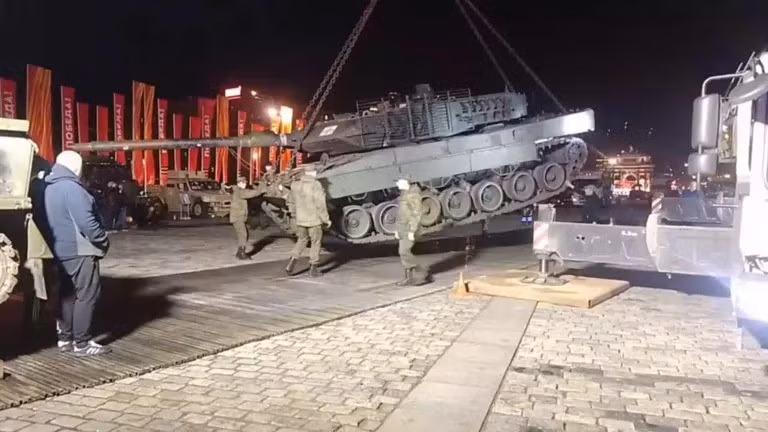 Còn theo thông tin của phóng viên chiến trường, thì hiện các đơn vị kỹ thuật sửa chữa của Nga, đang tháo dỡ hàng chục xe tăng thu được của quân đội Ukraine (có cả của Liên Xô và phương Tây sản xuất), trong đó có một số đang được phục hồi, một số khác bị loại bỏ, hoặc lấy phụ tùng.