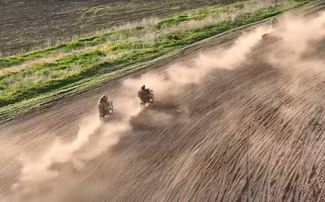 Thứ hai, điều kiện thời tiết xấu cũng đóng một vai trò quan trọng, cho phép quân Nga bí mật tập trung một số lượng lớn xe bọc thép. Chuyên gia quân sự Andrei Marochko nói với Readovka rằng, trần mây thấp đã ngăn cản UAV của đối phương duy trì giám sát đáng tin cậy đối với các vị trí RFAF.