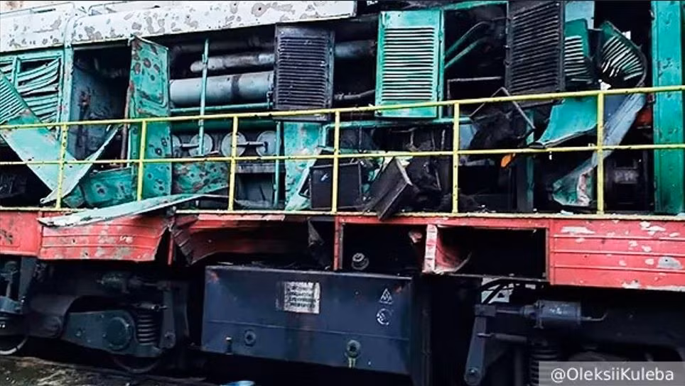 Nhưng điểm khác biệt chính giữa các cuộc không kích này và các cuộc trước đó là việc lựa chọn mục tiêu - cụ thể là cơ sở hạ tầng đường sắt của vùng Poltava và Sumy đã bị phá hủy ở nhiều nơi. Theo ông Kuleba, Bộ trưởng Phát triển Cộng đồng và Lãnh thổ Oleksiy, cho biết các chuyến tàu từ Kharkov đến Lviv và từ Kramatorsk đến Lviv đang bị chậm chuyến do cơ sở hạ tầng đường sắt bị hư hại nghiêm trọng.