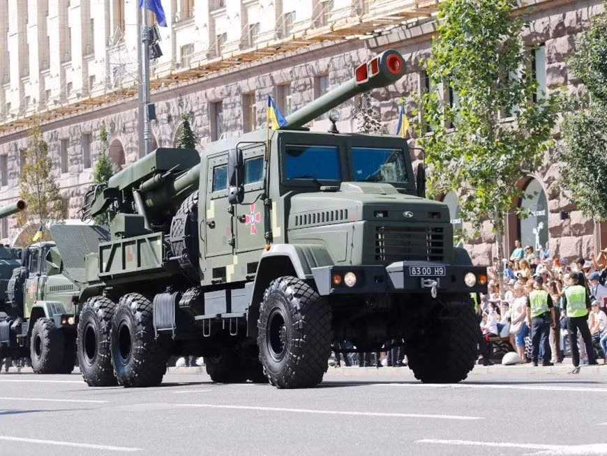 Nguồn tài chính để Ukraine hoàn thiện lô pháo Bohdana 2S22 đầu tiên với số lượng 18 khẩu, do các nước phương Tây, đứng đầu là Đan Mạch cung cấp vào giữa năm 2024. Như vậy Đan Mạch đã trở thành quốc gia NATO đầu tiên tài trợ trực tiếp cho việc sản xuất vũ khí và đạn pháo của Ukraine.