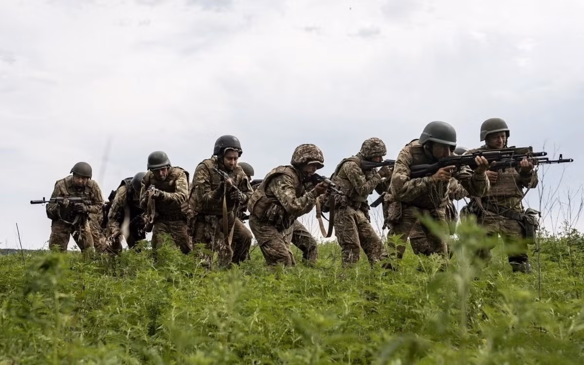 Tuy nhiên, "đặc quyền" này của Lữ đoàn Azov đã gây ra sự bất mãn ở tiền tuyến, một người lính Ukraine của một đơn vị AFU đã bày tỏ sự bất mãn trong một video, "Chúng tôi đang quỳ gối cầu xin máy bay không người lái, và họ (Lữ đoàn Azov) luôn được ưu tiên trang bị đầy đủ!".