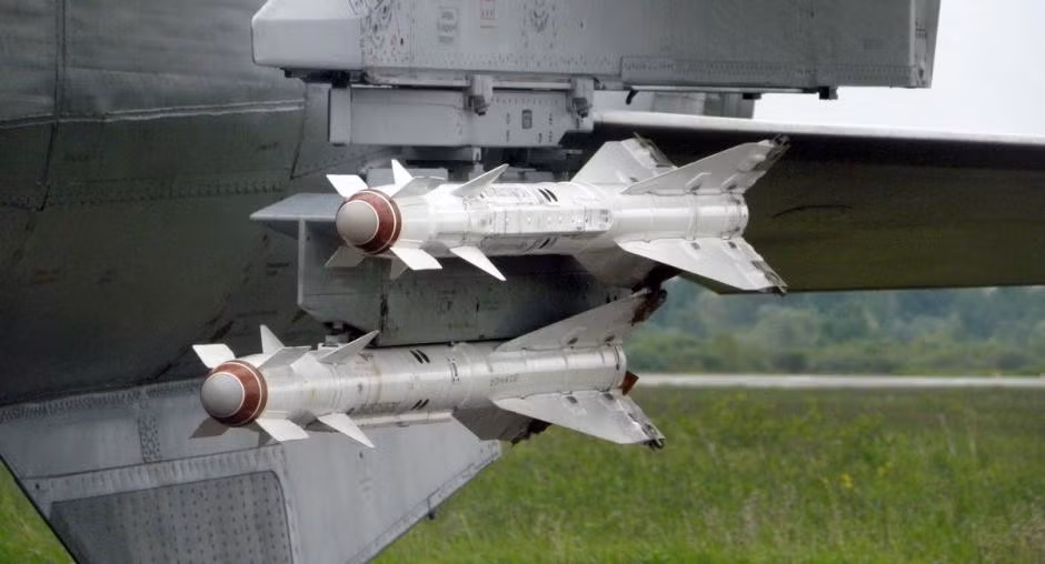 Việc Nga sử dụng tên lửa R-60 gắn trên UAV Gerans không phải là phát minh gì quá mới, mà tiền lệ đã được quan sát thấy từ trước đây trong nhiều cuộc xung đột vũ trang, đặc biệt là ở khu vực Trung Đông. Đã có một trường hợp nổi tiếng là một trực thăng Mi-24 của Syria, đã bắn hạ một máy bay ném bom F-4 Phantom của Israel, bằng loại tên lửa R-60 vào năm 1982.