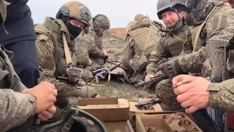Tổng Tư lệnh Quân đội Ukraine, tướng Sirsky, đã xác nhận trong một tuyên bố với truyền thông rằng, kể từ giữa tháng 11/2025, quân Ukraine vẫn giữ vững một phần thành phố Pokrovsk; nhưng cũng thừa nhận rằng một số đơn vị đã rút lui một cách có trật tự khỏi các vị trí bất lợi bên ngoài thành phố.