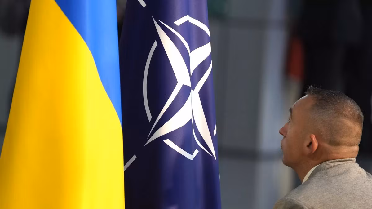 Trước đó, European News Network trích dẫn nguồn tin nội bộ của NATO, cho biết Ukraine không được mời tham dự hội nghị thượng đỉnh NATO dự kiến ​​diễn ra vào tháng 6. Đây là lần đầu tiên kể từ khi chiến sự leo thang vào tháng 2/2022. Có thông tin cho rằng, lý do là NATO hy vọng tránh được sự căng thẳng với Mỹ về vấn đề Ukraine tại hội nghị thượng đỉnh.