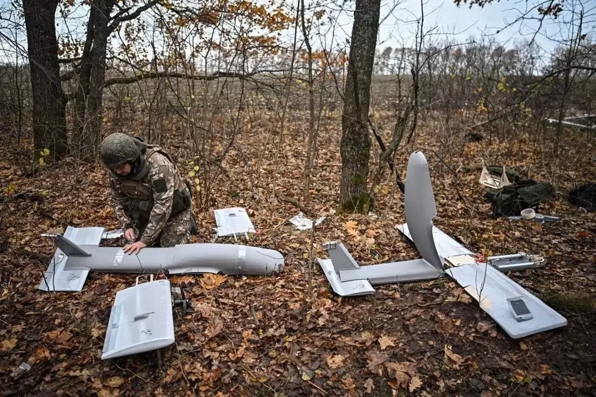 Một trong những ví dụ rõ nét nhất là UAV tấn công Molniya-2 của Nga. Một chiếc Molniya-2 bị bắn hạ đã được AFU thu hồi và trưng bày. Trên xác chiếc UAV này, các kỹ thuật viên phát hiện một thiết bị đầu cuối vệ tinh Starlink được tích hợp trực tiếp, giúp UAV duy trì liên lạc với người điều khiển trong suốt hành trình bay tới mục tiêu.