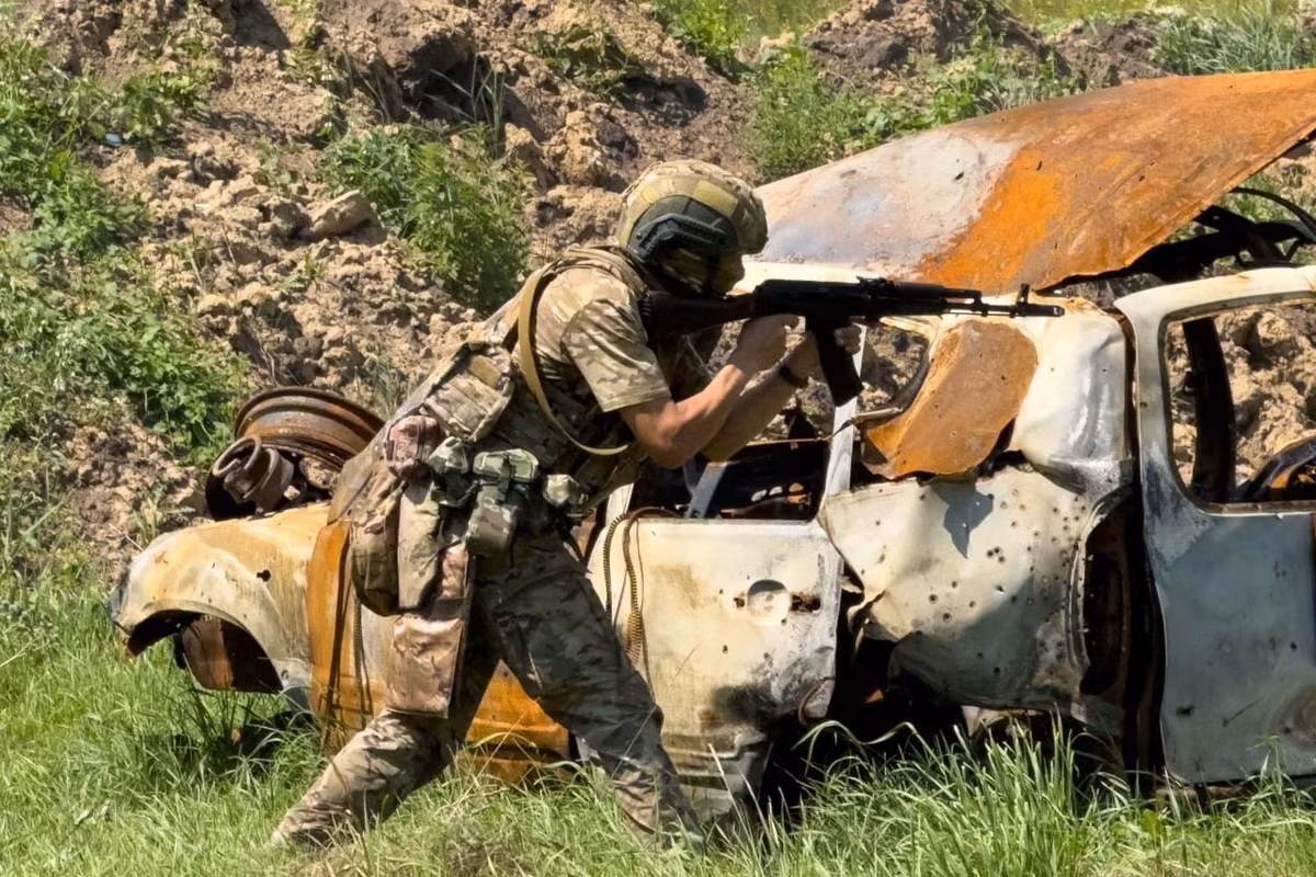 Kênh Military Summary, cho biết ở phía tây Konstantinovka, Trung đoàn 102 thuộc Sư đoàn bộ binh cơ giới số 150 RFAF vẫn đang tiếp tục tiến quân. Các hình ảnh xuất hiện trên mạng đã xác nhận sự hiện diện của quân Nga tại Petrivka; sau đó đơn vị này đã chiếm được Raiske và đưa Novohryhorivka vào vùng xám. Các khu vực này sẽ đóng vai trò là bàn đạp cho bước tiến tiếp theo nhắm vào Druzhkovka.