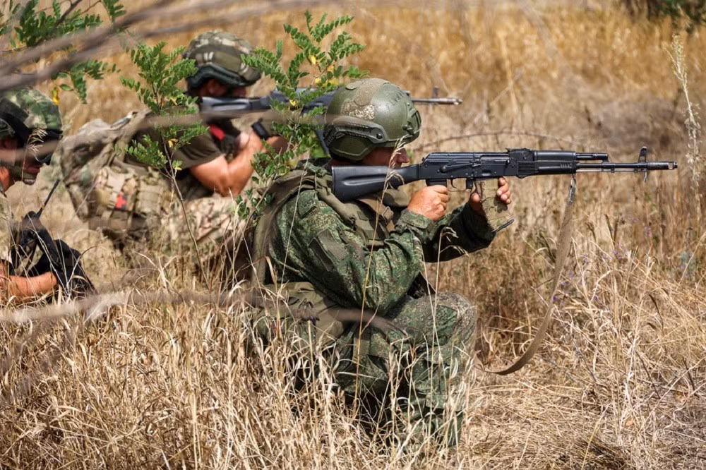 Một màn đánh lừa chiến thuật đáng chú ý đã diễn ra gần đây trên chiến trường Nga-Ukraine. Ngay khi quân đội Ukraine (AFU) vẫn đang triển khai lực lượng chủ lực đến “thỏi nam châm Pokrovsk”, thì Nga bất ngờ mở một cuộc tấn công vào mặt trận Nam Donetsk, khiến AFU hoàn toàn bất ngờ.