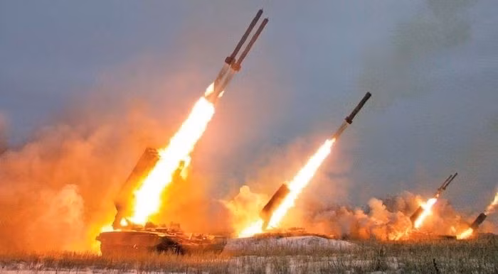 Niềm vui của Ukraine vẫn chưa lắng xuống, và sự trả đũa của Nga đã xảy ra. Vào ngày 2/6, quân đội Nga (RFAF) đã công bố một video gây sốc: tên lửa đã tấn công chính xác vào bãi phóng UAV và sở chỉ huy của quân đội Ukraine (AFU), những quả tên lửa nặng đã tạo ra một đám mây hình nấm khổng lồ và trung tâm chỉ huy tiền tuyến ngay lập tức bị biến thành đống đổ nát.