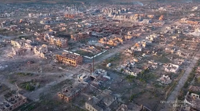 Đặc biệt, quân Ukraine đã bị đánh bật khỏi các vị trí ở khu vực ngõ Cherkassky, tình hình chiến thuật ở khu vực bến xe buýt cũng đã được cải thiện và một đầu cầu nhỏ đã được chuẩn bị trên bờ nam sông Vovchya.