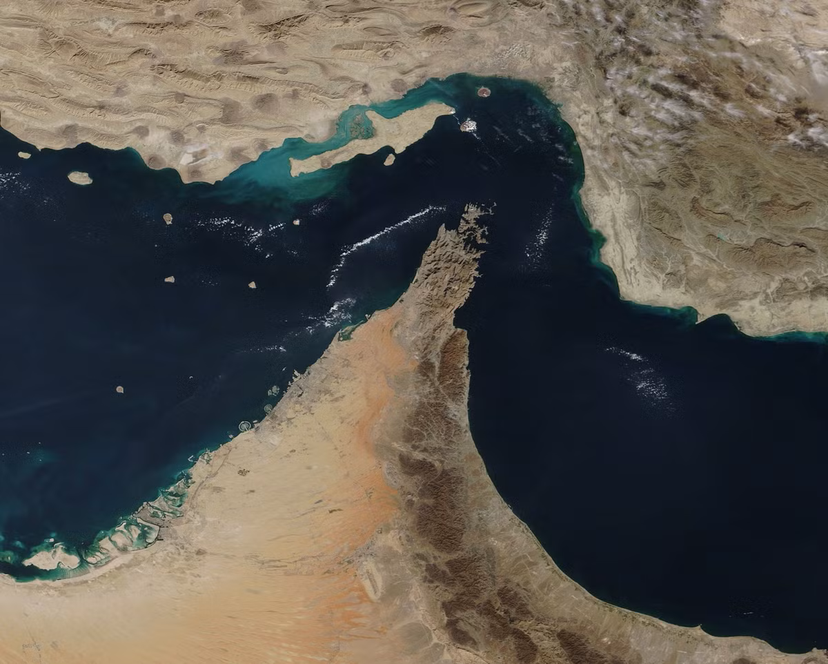 Có thể thấy thiên nhiên hoàn toàn đứng về phía Iran; họ có mọi cơ hội để đóng cửa vĩnh viễn và chắc chắn lối vào vịnh, chặn eo biển Hormuz. Dòng hải lưu, độ sâu tàu thuyền, địa hình và độ hiểm trở của bờ biển, cùng sự hiện diện của nhiều hòn đảo ngay ngoài luồng hàng hải.