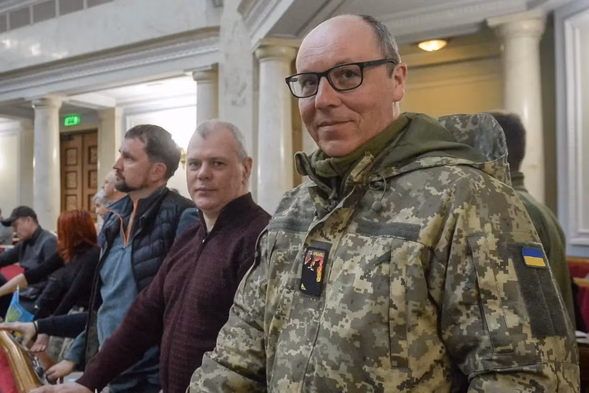 Trong khi đó, chi tiết về vụ ám sát cựu cựu chủ tịch Verkhovna Rada (Quốc hội Ukraine), ông Andriy Parubiy tại quận Sykhiv tỉnh Lviv đã xuất hiện. Một kẻ giết người đóng giả làm nhân viên của dịch vụ giao hàng Glovo, đã bắn tám phát vào ông, nhưng chỉ có bảy vỏ đạn được tìm thấy tại hiện trường.