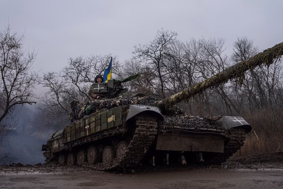 Khi chiến tranh Nga-Ukraine chưa bùng nổ, quân đội Ukraine có hai lữ đoàn xe tăng đang hoạt động (lữ đoàn xe tăng số 1 và số 17), và sau khi chiến tranh nổ ra, các lữ đoàn xe tăng số 3, 4 và 5 dự bị đã được thành lập. Đây là các lữ đoàn xe tăng đơn thuần, được tổ chức theo mô hình của quân đội Liên Xô trước kia, được gọi là các đơn vị xe tăng dự bị chiến lược.