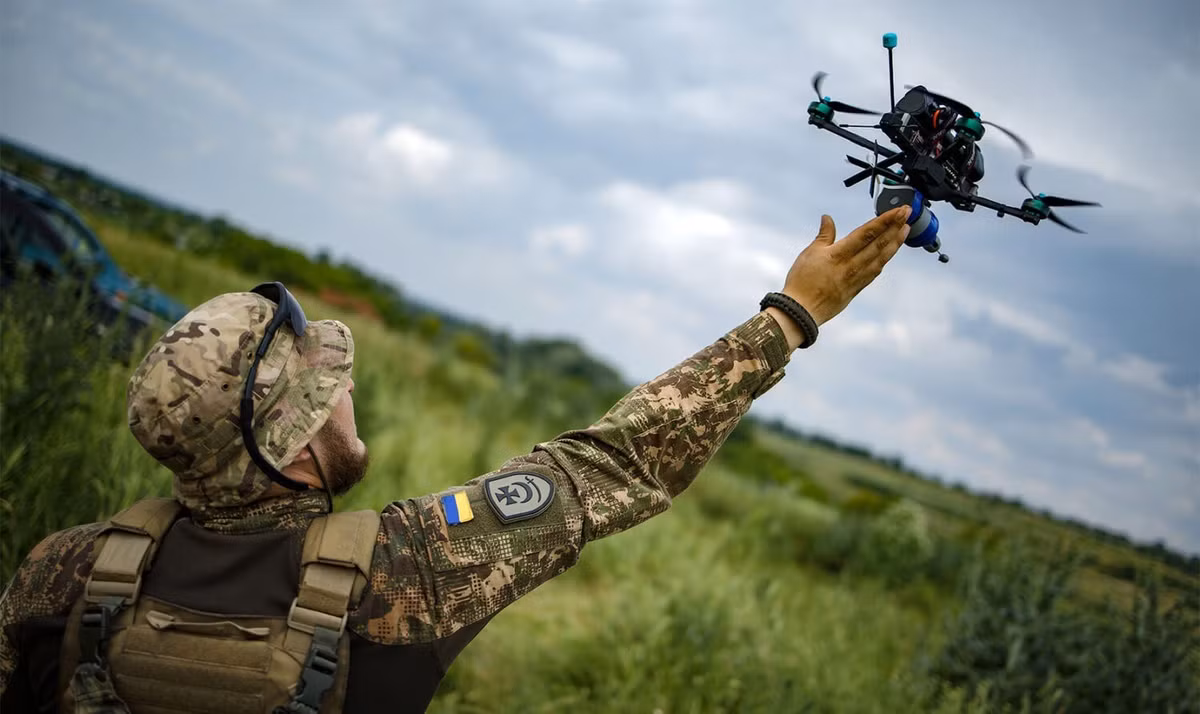 Vì phương Tây không tích cực hỗ trợ các loại UAV khác, nên quân đội Ukraine tích cực hơn trong việc sử dụng các máy bay không người lái dân dụng loại nhỏ có sẵn trên thị trường, sử dụng chúng để trinh sát hoặc cải tiến chúng để mang vũ khí tấn công theo kiểu vũ khí tiêu hao, đặc biệt là UAV 4 trục (drone).