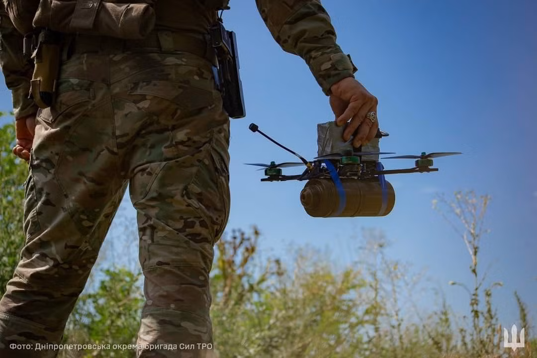 Ví dụ, cảnh chiến đấu bằng UAV phổ biến nhất mà chúng ta thường xuyên thấy trên chiến trường Nga-Ukraine, chủ yếu là những chiếc UAV nhỏ 4 trục, tấn công xe bọc thép, bộ binh trong phạm vi 20 km. Ngoài những UAV 4 trục này này, cả Nga và Ukraine đều phóng một số lượng lớn UAV tự sát tầm xa vào sâu trong lãnh thổ của nhau, để phá hủy các cơ sở hạ tầng, nhà máy lọc dầu và các mục tiêu khác.