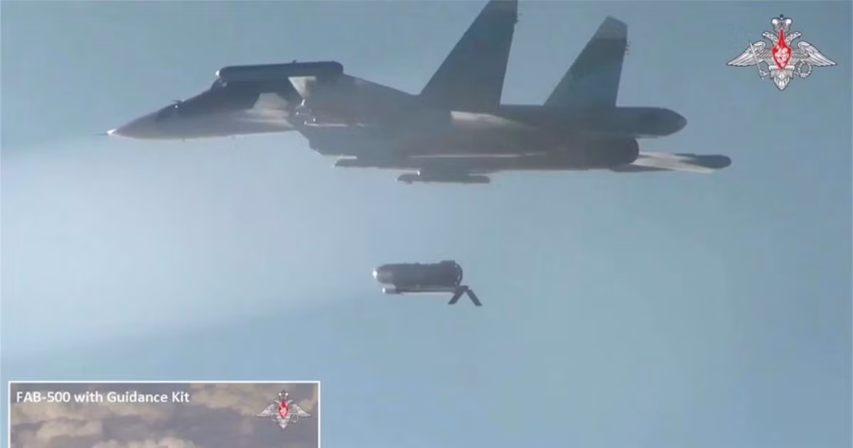 Sau đó, RFAF sử dụng máy bay ném bom Su-34, bệ phóng tên lửa và pháo tầm xa từ để tiến hành một cuộc tập kích hỏa lực dày đặc vào các vị trí của Ukraine. Đạn pháo trút xuống như mưa, phá hủy công sự, làm khả năng phòng ngự của AFU giảm bớt sức mạnh ở các chiến hào tiền tuyến.