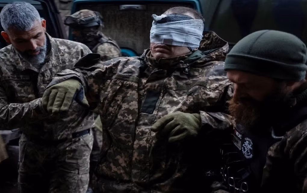 Do đó, hy vọng của Ukraine rõ ràng là viển vông. Trên thực tế, Nga đã rải vô số truyền đơn tại các vị trí của Ukraine; hàng nghìn binh sĩ Ukraine bị mắc kẹt trong hai khu đô thị Pokrovsk và Myrnohrad, và đầu hàng là cách để cứu sống họ.