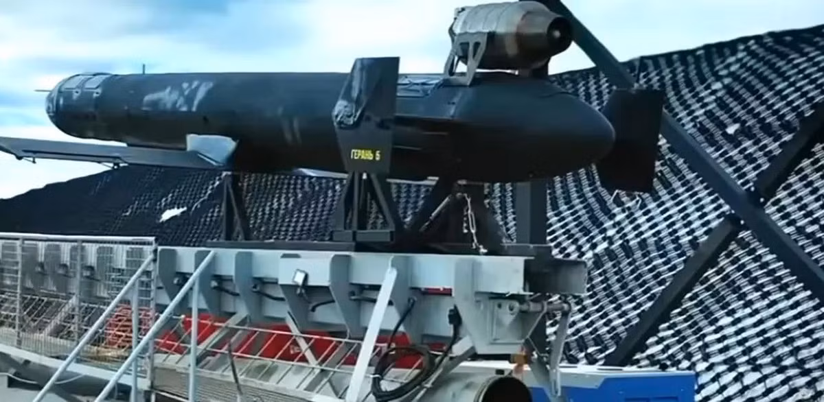 Theo cơ quan An ninh Ukraine (SBU), mặc dù vừa đưa vào sử dụng, nhưng Nga đã hiện đại hóa UAV phản lực mới nhất của họ là mẫu Geran-5. Theo truyền thông Ukraine, thay đổi chính liên quan đến việc bố trí động cơ phản lực, được di chuyển từ bên ngoài vào bên trong, giúp tăng đáng kể tốc độ và tầm bay của UAV.