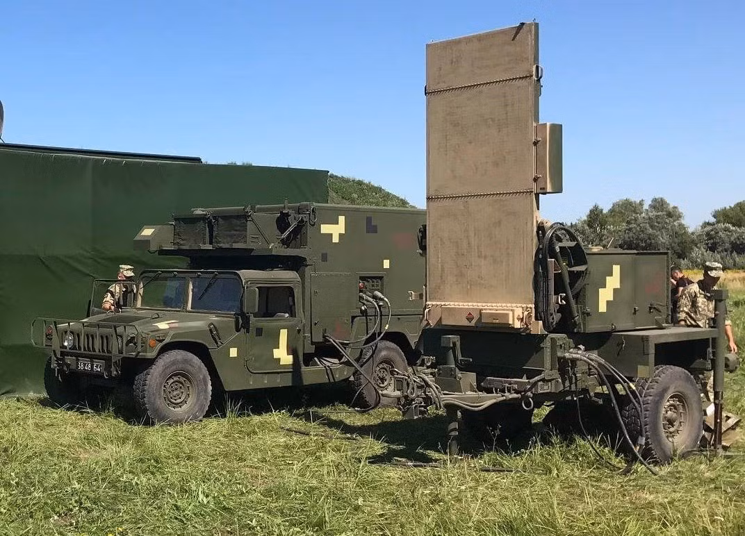 Thứ ba là nhược điểm kỹ thuật: Hệ thống radar chống pháo AN/TPQ-36 của quân đội Ukraine, đã bị trinh sát kỹ thuật của RFAF định vị chính xác và phá hủy, khiến việc phát hiện hiệu quả các chuyển động của cụm xe bọc thép Nga là không thể.