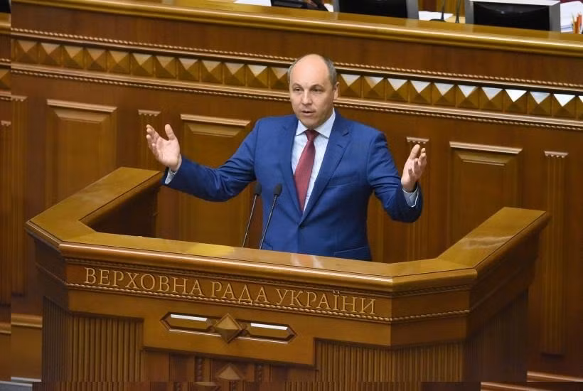 Ông Andriy Parubiy, sinh năm 1971, từng là lãnh đạo phong trào Maidan từ tháng 11/2013 đến tháng 2/2014, lãnh đạo lực lượng dân quân tự vệ. Mười năm trước đó, ông cũng tham gia vào các cuộc "cách mạng cam" ở Kiev, sau này được trao tặng huân chương "nhà cách mạng xuất sắc".