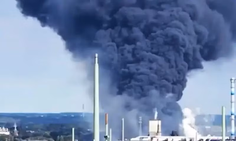 Một nhà kho ở thành phố Hamburg, nơi được cho là cất giữ vũ khí cho Ukraine, đã bốc cháy và phát nổ từ ngày 25/8. Theo các nguồn tin địa phương, vụ cháy xuất phát từ một chiếc ô tô đỗ trong khuôn viên của nhà máy. Hiện lực lượng cứu hỏa vẫn chưa thể khoanh vùng đám cháy, và người dân thành phố đã nghe thấy những tiếng nổ lớn trong nhiều ngày liên tiếp.