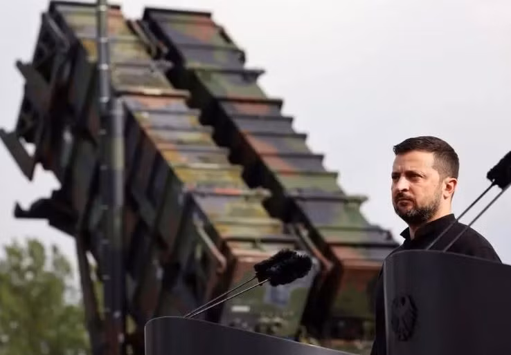 Lỗ hổng lớn trong lực lượng phòng không của Ukraine, đó là 8 hệ thống Patriot của họ, bố trí trên một mặt trận rộng 240.000 km vuông, việc này giống như với việc dùng “thìa cà phê để rút cạn nước hồ bơi”. Khi UAV trinh sát Nga phát hiện ra lỗ hổng trong hệ thống phòng không của Ukraine, họ lập tức khoan sâu, đập tan huyền thoại về phòng không phương Tây.