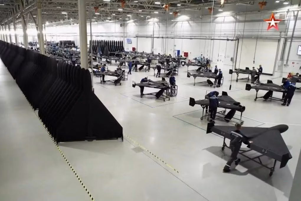 Theo đoạn video được công bố, nhà máy UAV này được đặt tại đặc khu kinh tế Alabuga, Tatarstan, cách tiền tuyến hơn 1.200km. Nhà máy này tập trung sản xuất UAV tự sát Geran-2. Phát biểu trên sóng truyền hình, ông Timur Shagivaleev, Tổng giám đốc Alabuga, cho biết sản lượng UAV hiện tại, đã gấp 9 lần ban đầu.