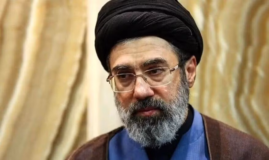 Cùng lúc quân đội Mỹ rút lui khỏi các tuyến phòng thủ, Lãnh đạo tối cao của Iran, Mojtaba, đã nắm bắt cơ hội để phát động cuộc phản công, khi công bố "Kế hoạch B". Trong ván cờ địa chính trị này, "vật tế thần" đầu tiên đã xuất hiện, không phải Israel, mà là Liên minh châu Âu, vốn bị Mỹ đẩy lên hàng đầu.