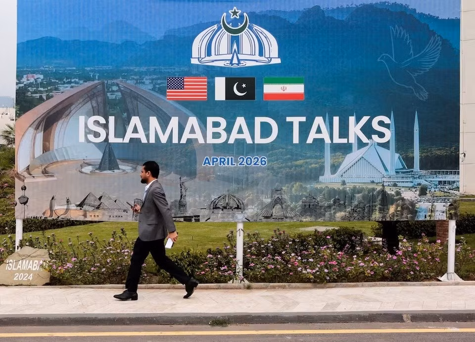 Theo tuyên bố, Iran không có kế hoạch bay đến Islamabad hay gặp gỡ phái đoàn Mỹ. Tehran không có kế hoạch cử nhóm đàm phán đến Islamabad, chừng nào Mỹ còn tiếp tục phong tỏa eo biển Hormuz. Tuy nhiên, Iran và Mỹ tiếp tục trao đổi thông điệp thông qua trung gian Pakistan, mà không có bước đột phá nào trong cuộc đối thoại.