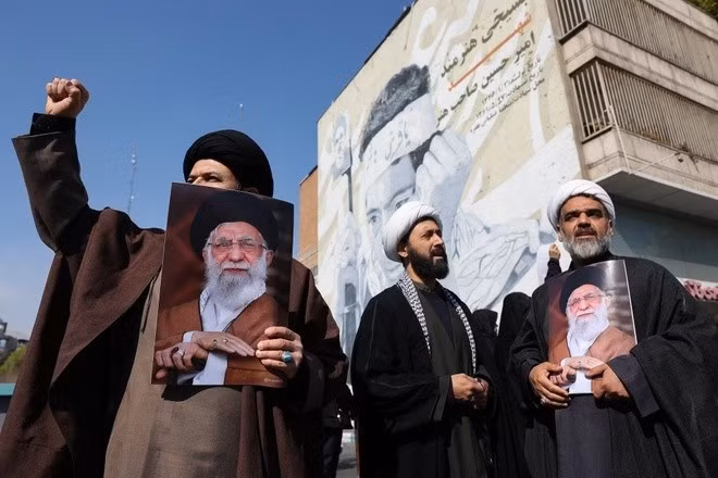 Trong khi đó, phe thực dụng, đại diện bởi tổng thống và ngoại trưởng của Iran, chịu áp lực từ sự sụp đổ kinh tế và tìm kiếm những thỏa hiệp hạn chế, hy vọng giảm bớt khủng hoảng sinh kế bằng cách dỡ bỏ lệnh trừng phạt. Họ đồng ý tạm thời mở cửa eo biển và tham gia đàm phán.